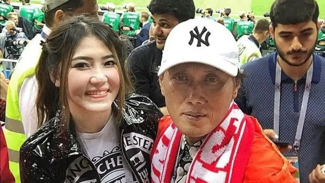 7 Potret Kenangan Via Vallen Bersama Ayah, Duet Nyanyi Hingga Nonton Bola di Rusia
