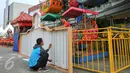 Pekerja menyelesaikan pekerjaan di arena Jakarta Fair 2016, Kemayoran, Jakarta, Senin (6/6/2016). Sebanyak 1.300 stand dan pertunjukan musik akan mengisi Jakarta Fair Kemayoran 2016. (Liputan6.com/Yoppy Renato)