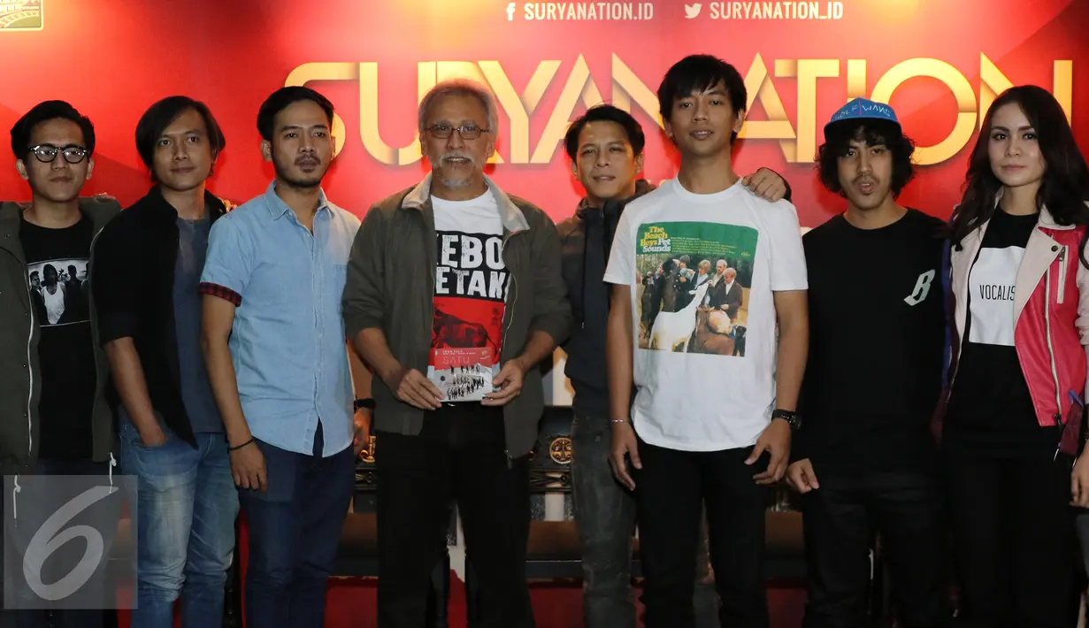 Musisi pengisi acara Konser Suryanation Bangkit untuk Satu berfoto bersama usai jumpa pers di kawasan Sudirman, Jakarta, Senin (21/03/2016). Konser tersebut akan digelar dalam 5 seri konser akbar di 5 pulau di Indonesia. (Liputan6.com/Herman Zakharia)