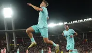 Pemain Barcelona, Fermin Lopez, melakukan selebrasi setelah mencetak gol ke gawang Almeria dalam laga jornada 36 La Liga di Power Horse Stadium, Jumat (17/5/2024). Barca menang dua gol tanpa balas. (AP Photo/Jose Breton)