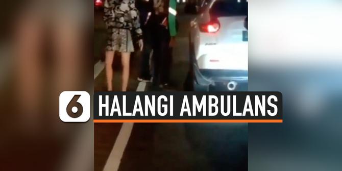 VIDEO: Mobil Halangi Ambulans Melintas, Picu Kemarahan Publik