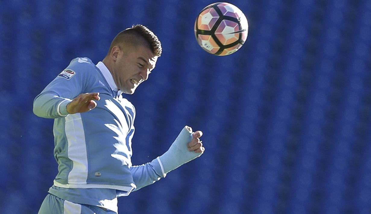 Pelatih Manchester United, Jose Mourinho berniat membuat record dengan mengikat kontrak senilai 95 juta pound sterling untuk mendatangkan pemain Lazio asal Serbia, Sergej Milinkovic-Savic pada bursa transfer januari 2018. (AFP/Andreas Solaro)