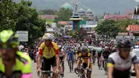Pebalap sepeda saat start ulang di Titik Nol Kilometer Painan saat Etape 1 Tour de Singkarak 2015. Sabtu (3/10/2015). (Bola.com/Arief Bagus)