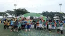 <p>Para pemain dari SDN Pulogebang 13, SDN Gedong 03, SDN Kalisari 01, dan SDN Mekarjaya 12 berselebrasi setelah laga final MilkLife Soccer Challange Jakarta 2025 yang berlangsung di Kingkong Soccer Arena, Cijantung, Jakarta Timur pada Minggu (04/05/2025). (Bola.com/Bagaskara Lazuardi)</p>
