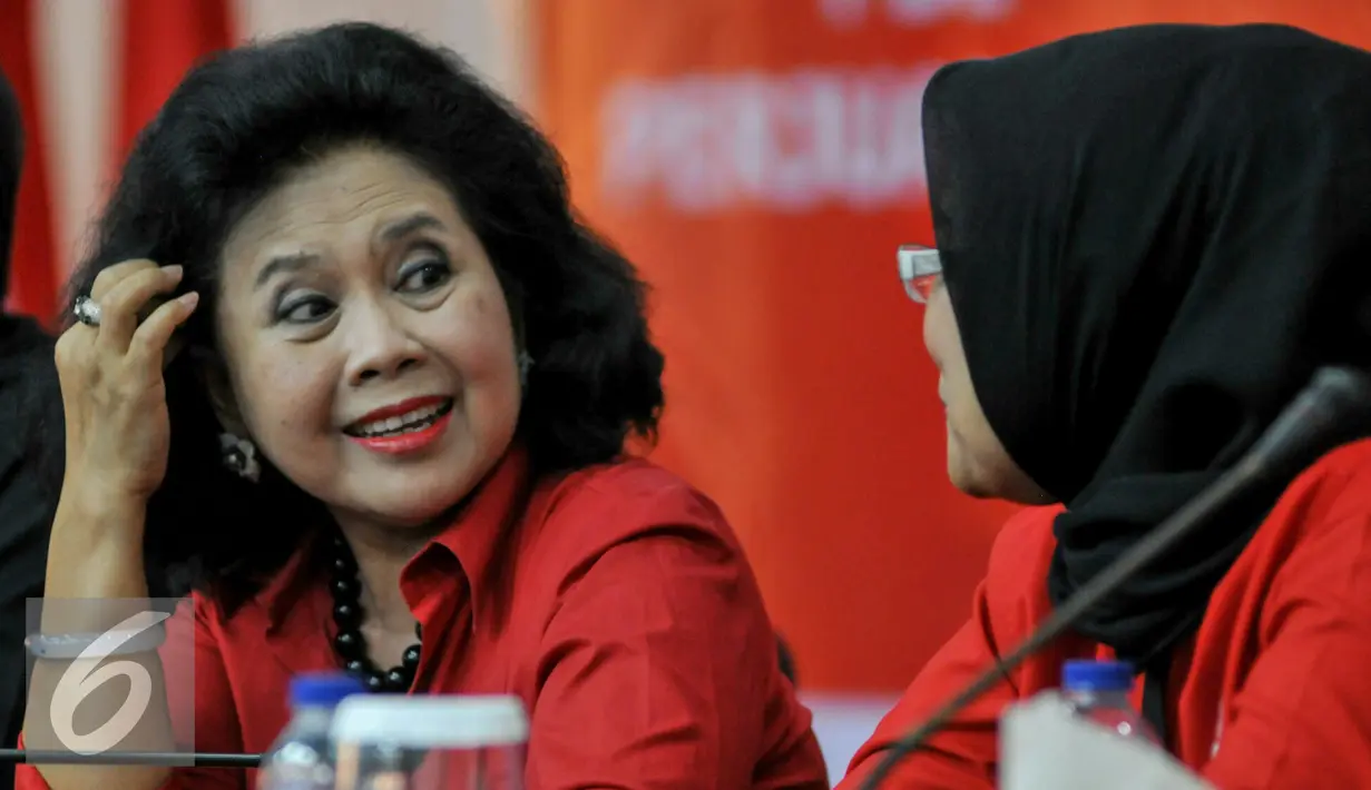 Pengurus DPP PDIP, Wiryanti Sukamdani berbincang dengan pengurus lain, Jakarta, Selasa (5/4). PDIP gelar pelatihan manajer tim kampanye untuk menghadapai Pilkada serentak mendatang. (Liputan6.com/Yoppy Renato)