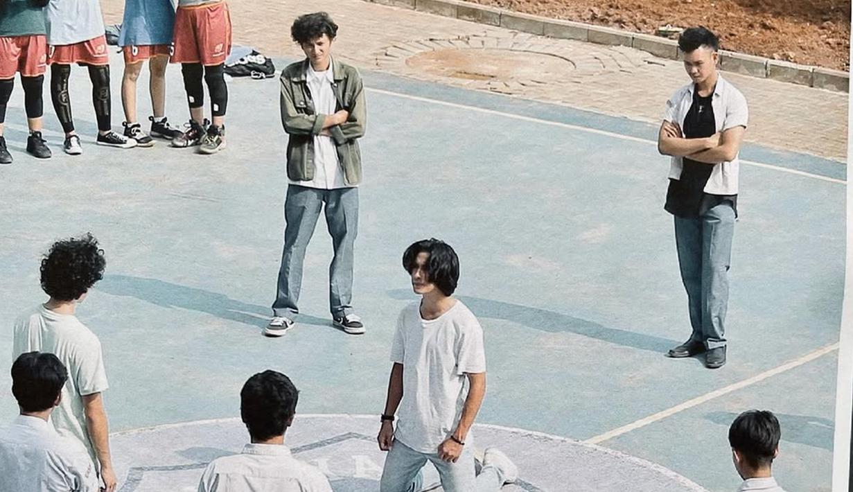 Ini momen Abidzar ketika syuting series Jingga dan Senja. Serial web tersebut hadir dengan dua season yakni pada tahun 2021 dan 2022. Aktor berusia 24 tahun ini adu akting dengan Yoriko Angeline hingga Giulio Parengkuan. Lantaran sukses membangun chemistry, kedekatan Abidzar Al Ghifari dan Yoriko Angeline di balik layar sempat mencuri perhatian penggemar. (Liputan6.com/IG/@abidzar73)