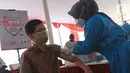 Karyawan difoto usai vaksin di Sentra Vaksinasi Covid-19 di Bank DKI Kantor Layanan Juanda, Jakarta, Sabtu (10/7/2021). Kamrussamad menegaskan bahwa percepatan 300 ribu vaksin di sektor perbankan HIMBARA, Bank Swasta Nasional, BPD se Indonesia harus segera diselesaikan. (Liputan6.com/HO/Nado)