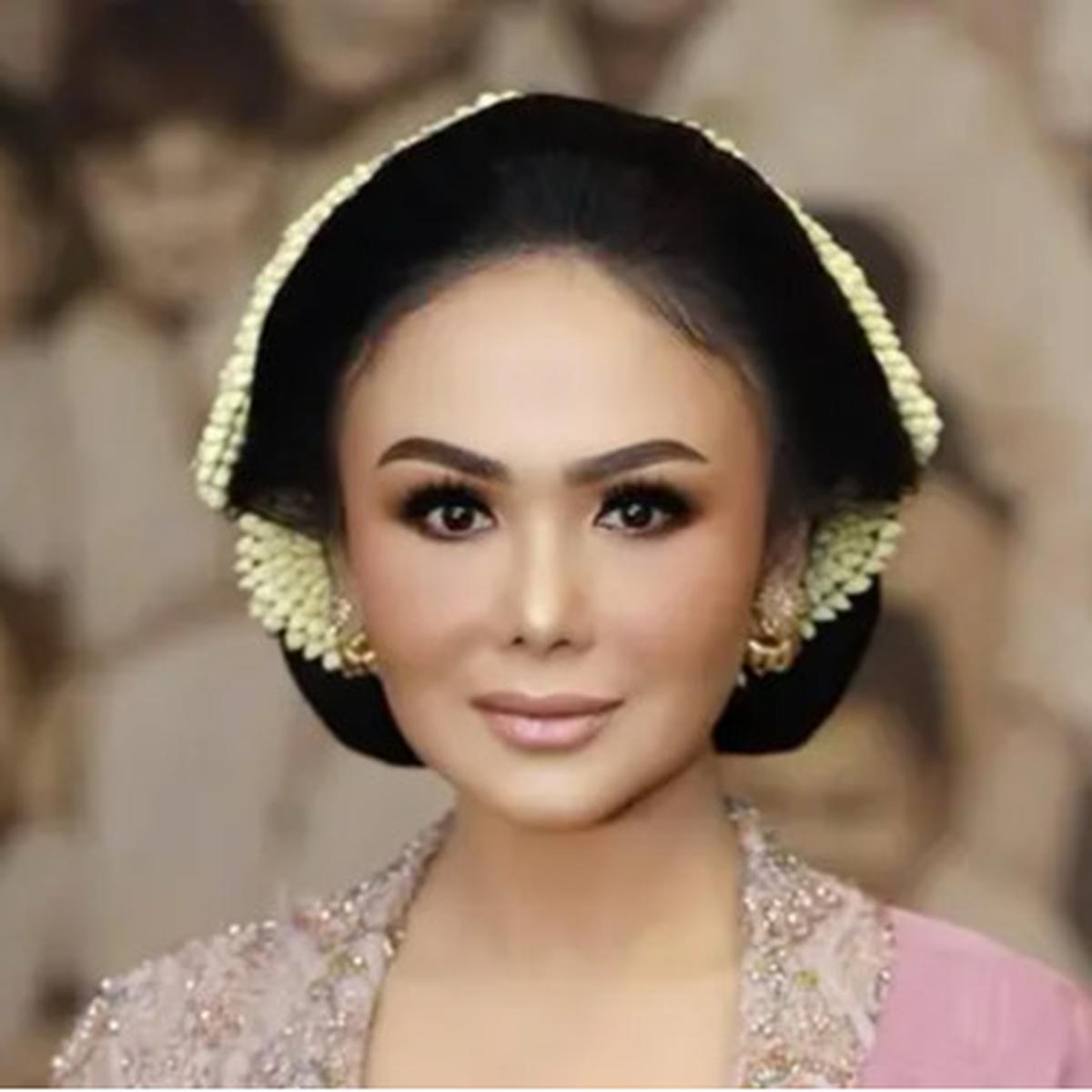 Model Batik dan Kebaya ala Yuni Shara