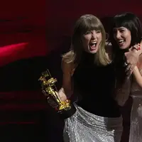 Taylor Swift menerima penghargaan Video of the Year untuk lagu “The Fate of Ophelia” dalam ajang MTV Video Music Awards (VMAs) 2026 di Peacock Theater, Los Angeles, Amerika Serikat, Minggu (27/9/2026) waktu setempat. (AP Photo/Chris Pizzello)