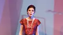 Olga Lydia memerankan karakter sebagai istri kedua seorang pejabat partai dan anggota parlemen di pertunjukan teater berjudul '#3Perempuan'. (Deki Prayoga/Bintang.com)