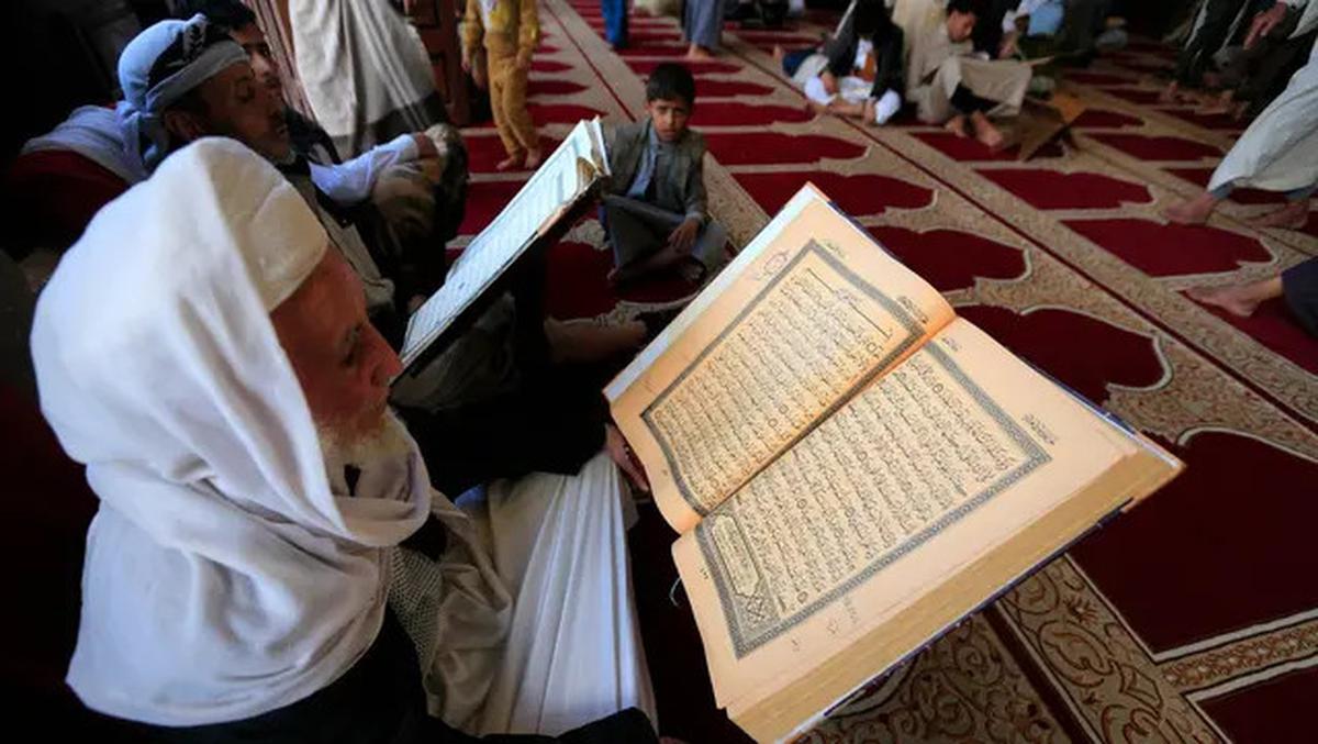 Unik, Tadarus dengan Al-Quran Berukuran Besar di Yaman