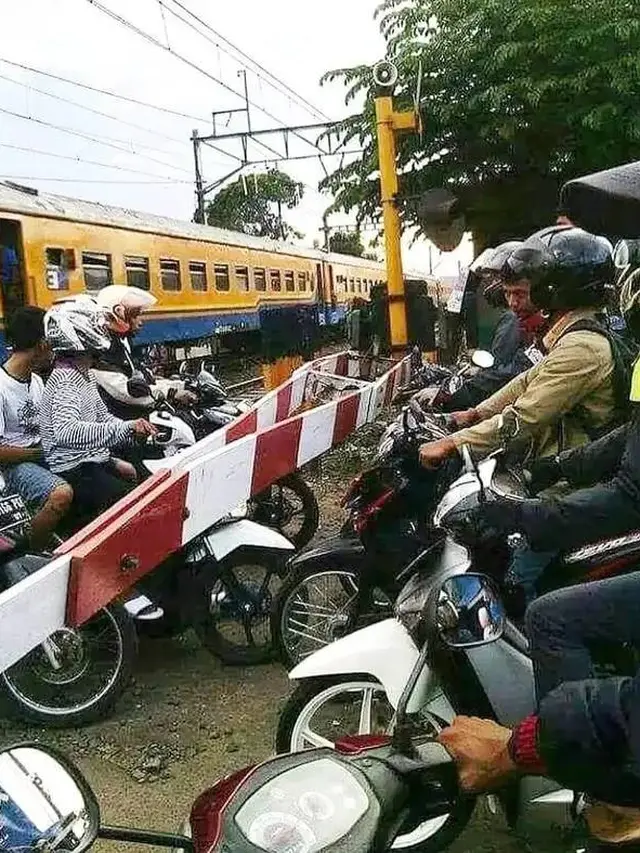 10 Momen Orang Terjebak Palang Pintu Kereta Ini Enggak Patut Ditiru
