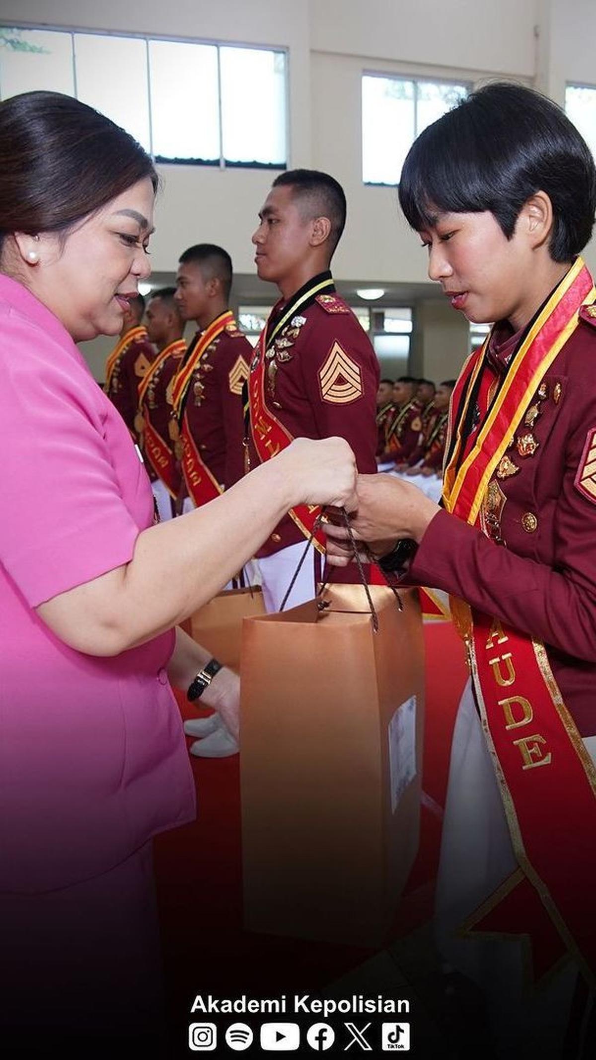 Pada kesempatan yang sama, diumumkan Taruna-Taruni yang berhasil meraih prestasi gemilang selama pendidikan di Akpol. Salah satu Taruna-Taruni berprestasi yang berhasil mencuri perhatian adalah Ria Dirgahayu. <br>