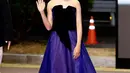 Pemeran Dan-oh dalam drama Korea Extraordinary You, Kim Hye Yoon tampil cantik bak putri dalam balutan gaun bernuansa biru dengan tekstur yang statement!. (Instagram/koreadispatch).