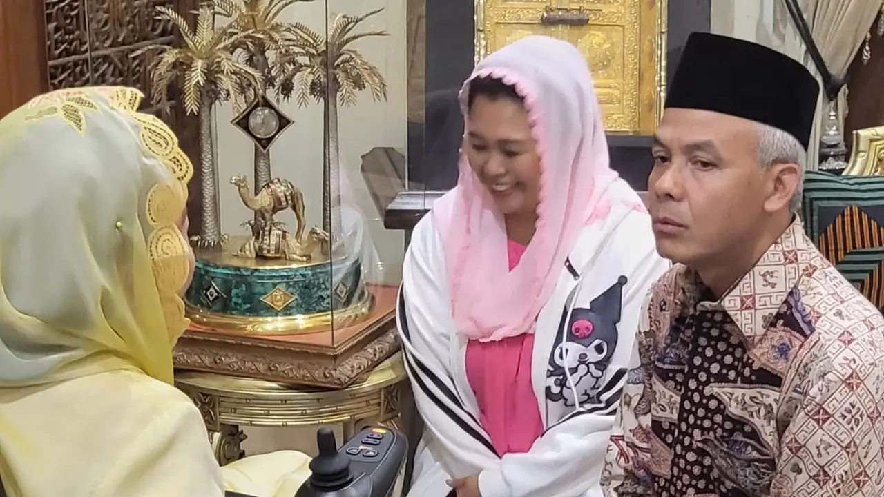 Bakal Capres 2024 Ganjar Pranowo saat sowan ke istri Presiden keempat RI Abdurrahman Wahid atau Gus Dur, Sinta Nuriyah, di Ciganjur, Jakarta Selatan, Minggu (13/8/2023) malam. (Istimewa)