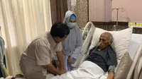 Prabowo membesuk mantan KSAD George Toisutta yang terbaring di RSPAD setelah menderita kanker usus. (Liputan6.com/Delvira Chaerani Hutabarat)