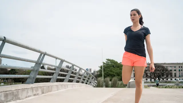 2. Pakaian Lari yang Menyerap Keringat [Dok/freepik.com]