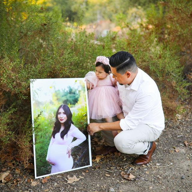 Pria Ini Buat Reka Potret Mendiang Istri Bersama Anaknya, 6 Hasilnya Bikin Haru. (Sumber: Instagram/@__jamesalvarez)