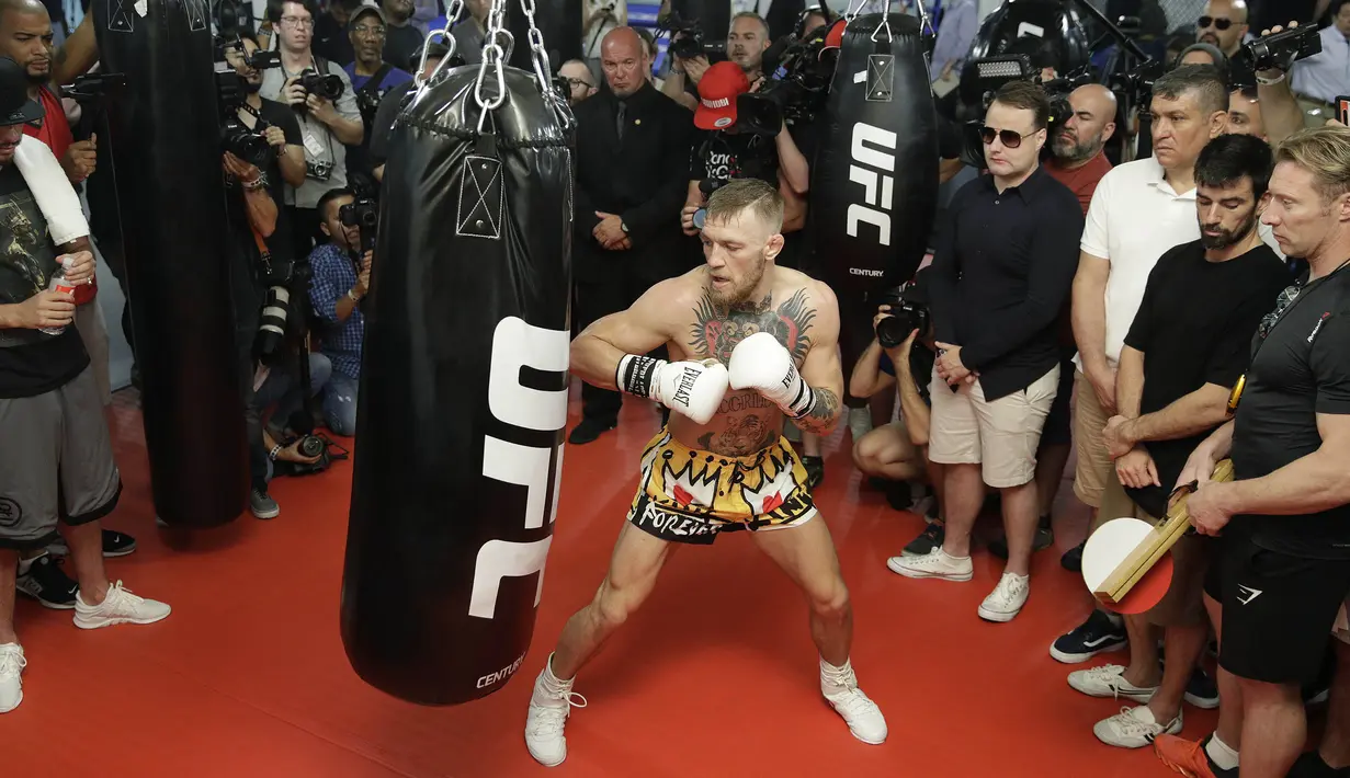 Petarung MMA, Conor McGregor, melakukan latihan terbuka di hadapan media di Las Vegas, Jumat (11/8/2017). McGregor akan bertanding melawan petinju Floyd Mayweather Jr pada  26 Agustus mendatang. (AP/John Locher)