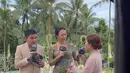 Asri Welas tampil cantik dengan kebaya pendek hijau olive berpayet aqua yang fresh. Dipadu dengan kain Batik tulis berlukiskan wayang kuyit hasil buah tangannya [@asriwelas]