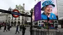 Gambar Ratu Elizabeth II dari Inggris ditampilkan pada layar digital besar untuk menandai dimulainya Platinum Jubilee di Piccadilly Circus, 6 Februari 2022. Ratu Elizabeth II menjadi raja Inggris pertama yang memerintah selama tujuh dekade. (Daniel LEAL/AFP)