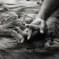 Segerombol wisatawan merekam aksi tak tahu malu dari pasangan yang bercinta di pantai. (Via: skotobaza org)