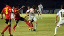 Pemain tengah timnas Korea Selatan U-23, Lee Changmin (8) berusaha lolos dari kepungan pemain Timor Leste di laga kualifikasi Piala Asia 2016 di Stadion GBK Jakarta, (29/3/2015). Korea Selatan unggul 3-0 atas Timor Leste. (Liputan6.com/Helmi Fithriansyah)