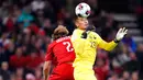 Pemain Denmark Joachim Andersen (kiri) berebut bola udara dengan penjaga gawang Prancis Alphonse Areola pada pertandingan sepak bola UEFA Nations League di Parken Stadium, Kopenhagen, Denmark, 25 September 2022. Denmark mengalahkan Prancis dengan skor 2-0. (Liselotte Sabroe/Ritzau Scanpix via AP)