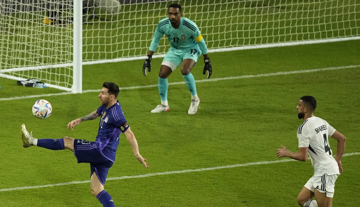 Jelang Piala Dunia 2022, pemain bintang Argentina, Lionel Messi masih menunjukkan ketajamannya dengan memberikan satu assist untuk gol Julian Alvarez dan mencetak satu gol di pertandingan tersebut. (AP Photo/Hussein Malla)