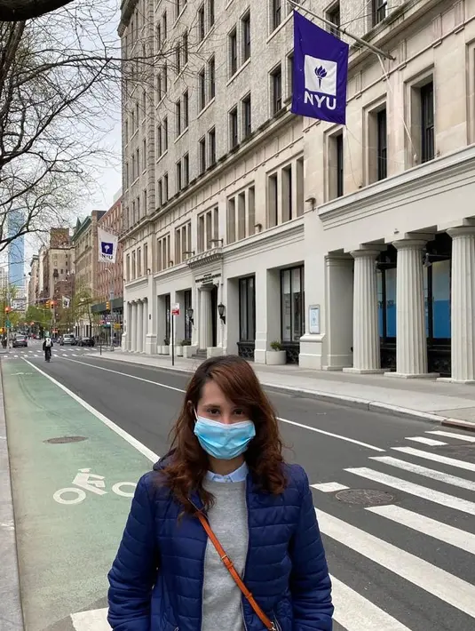 Tsamara terlihat berpose di pinggir jalan mengenakan kemeja biru yang dikancingkan hingga ujung atas, ditumpuknya dengan sweater abu-abu polos, dan puffer jacket biru navy. Foto: Instagram.