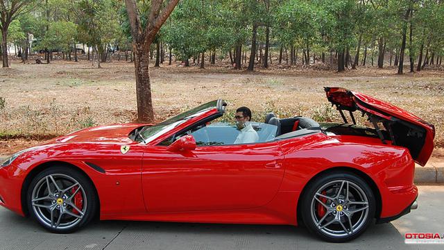 Buka Tutup Atap Ferrari, Jangan Salah Cara - Berita Otosia.com
