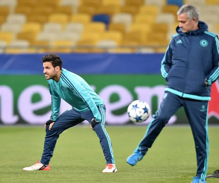 Jose Mourinho dan Cesc Fabregas (kiri). (AFP/Sergei Supinsky)