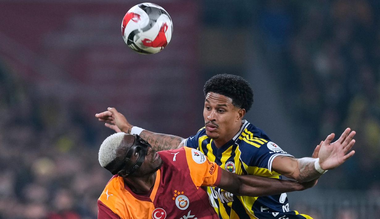 Pemain Galatasaray, Victor Osimhen (kiri) berduel dengan pemain Fenerbahce, Jayden Oosterwolde dalam laga lanjutan Liga Super Turki 2025/2026 di Chobani Stadium, Istanbul, Turki, Senin (01/12/2025) waktu setempat. (AP Photo/Khalil Hamra)