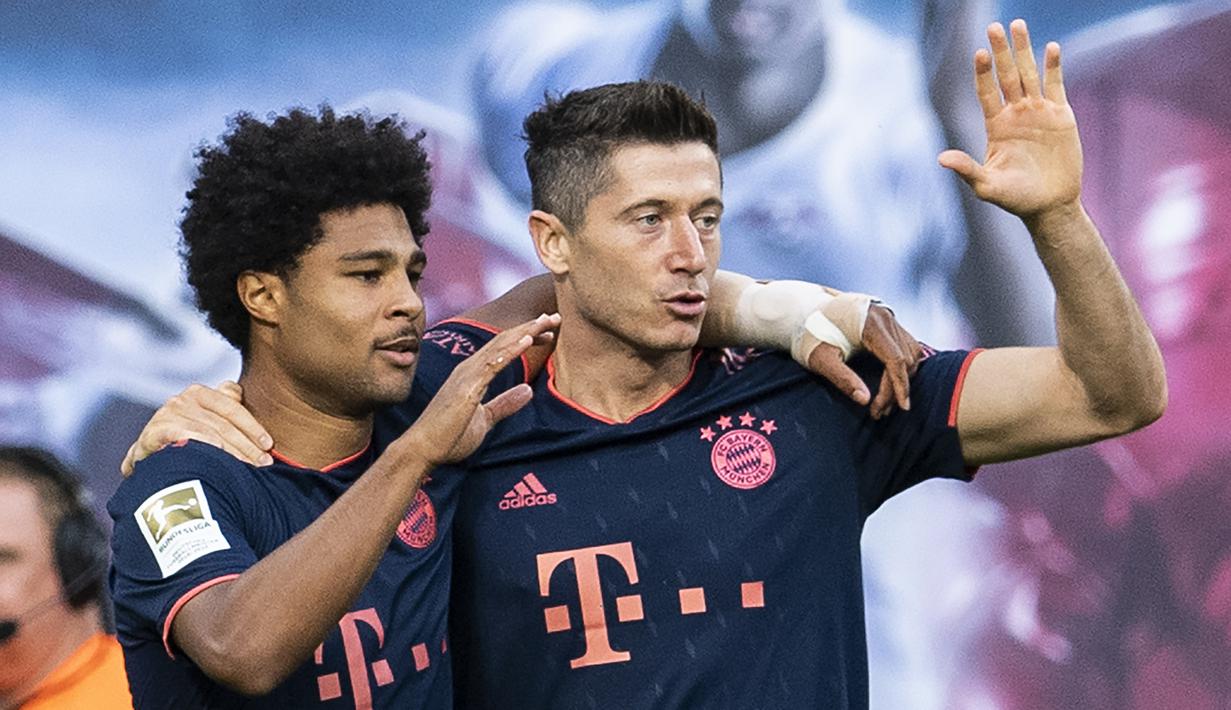 Bayern Munchen - Robert Lewandoski telah mencetak 27 gol dan Serge Gnabry 11 gol. Keduanya menjadi duet penyerang yang tampil ganas di Bundesliga. (AFP/John Macdougall)