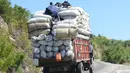 Sebuah Truk membawa karung berisi arang yang melebihi kapasitas di Port-au-Prince, Haiti, (25/1). Menteri Lingkungan Hidup Haiti akan membuat peraturan jaringan "hutan energi" yang menghasilkan kayu untuk arang dan kayu bakar. (AP/David McFadden)