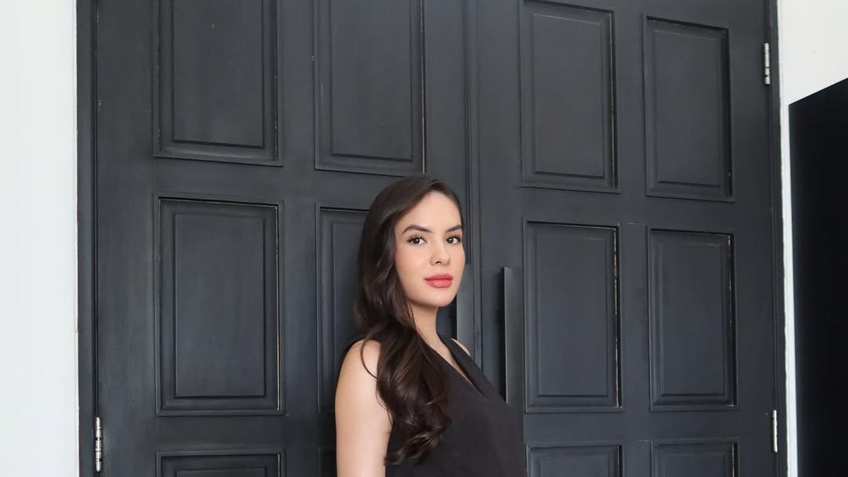 Pesona Bumil Glowing Steffi Zamora Hadiri Fashion Show, Tampil Effortless dengan Makeup Minimalis