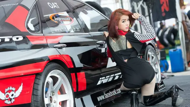 Penampakan Bidadari Seksi yang Bikin Panas Gelaran Drift