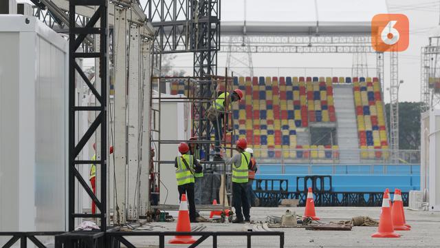 Foto: Melihat Kesibukan Pekerja Jelang Balapan Formula E di Jakarta
