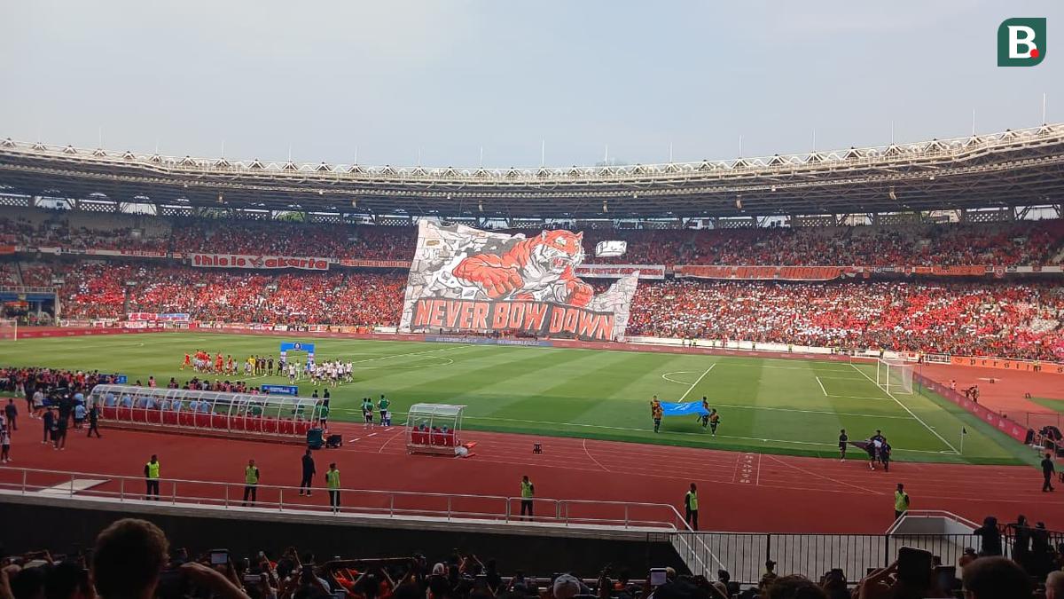 BRI Super League: Tifo Raksasa Never Bow Down di Tribune Timur SUGBK Menemani Perjuangan Persija Melawan Persib