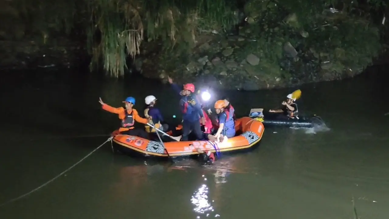 pencarian jasad dua remaja tenggelam di sungai cisadane