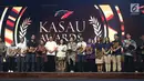 Kepala Staf TNI Angkatan Udara (Kasau) Marsekal TNI Hadi Tjahjanto (keenam kanan) foto bersama dengan penerima penghargaan dari berbagai media pada malam Anugerah Jurnalistik KASAU Awards 2017 di Jakarta, Sabtu (25/11). (Liputan6.com/Angga Yuniar)