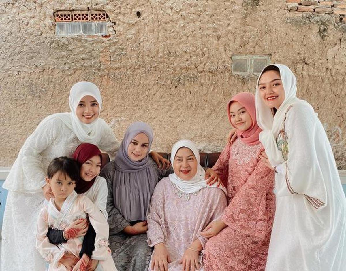 6 Potret Kenangan Siti Badriah dengan Mendiang Sang Ibunda, Momen Kebersamaan yang Hangat