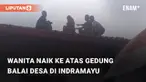 Beredar video viral terkait aksi nekat yang dilakukan oleh seorang wanita. Kejadian tersebut berada di Balai Desa Haurgeulis, Indramayu