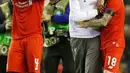 Pelatih Liverpool, Jurgen Klopp (tengah) terlihat memeluk bek Alberto Moreno usai pertandingan melawan Bordeaux di Stadion Anfield, Inggris (27/11). Liverpool menang atas Bordeaux dengan skor 2-1. (Reuters/Andrew Yates)
