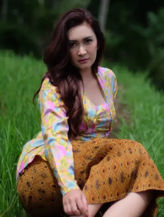 Nafa Urbach kerap memakai kebaya saat turun ke desa kunjungan bertemu masyarakat. Ibu satu anak ini tampak cantik dan anggun dalam balutan kebaya perpaduan warna merah muda dan kuning serta kain jarik warna cokelat.(Liputan6.com/IG/@nafaurbach)