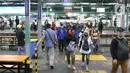 Calon penumpang bergegas pindah peron di Stasiun Manggarai, Jakarta, Senin (13/4/2020). Seiring dengan pemberlakuan PSBB di DKI Jakarta, PT KCI membatasi operasional KRL dari pukul 06.00 WIB hingga 18.00 WIB dengan jumlah penumpang 60 orang di setiap gerbongnya. (Liputan6.com/Helmi Fithriansyah)
