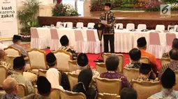 Presiden Joko Widodo memberi sambutan saat acara pemabayaran zakat di Istana Negara, Jakarta, Senin (28/5). Presiden dan sekitar 300 pejabat kementerian/lembaga tinggi negara dan direksi BUMN membayar zakat melalui Baznas. (Liputan6.com/Angga Yuniar)