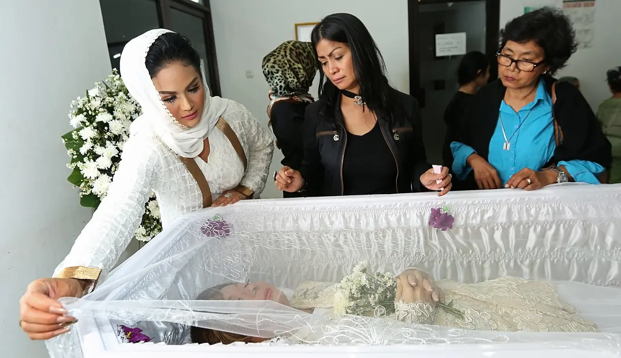 "Semoga mbak Yana dilapangkan jalannya. Terus terang saya merasa sangat kehilangan ya," tandas Krisdayanti. (Bambang E.Ros/Bintang.com)