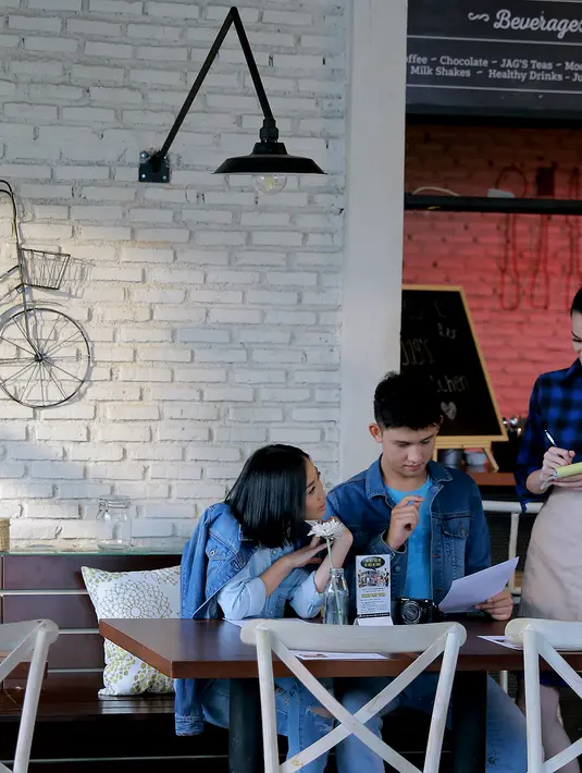 Sepasang kekasih pacaran tapi kemudian selingkuh di angkat sebagai konsep video klip 'Salah'. (Adrian Putra/Bintang.com)