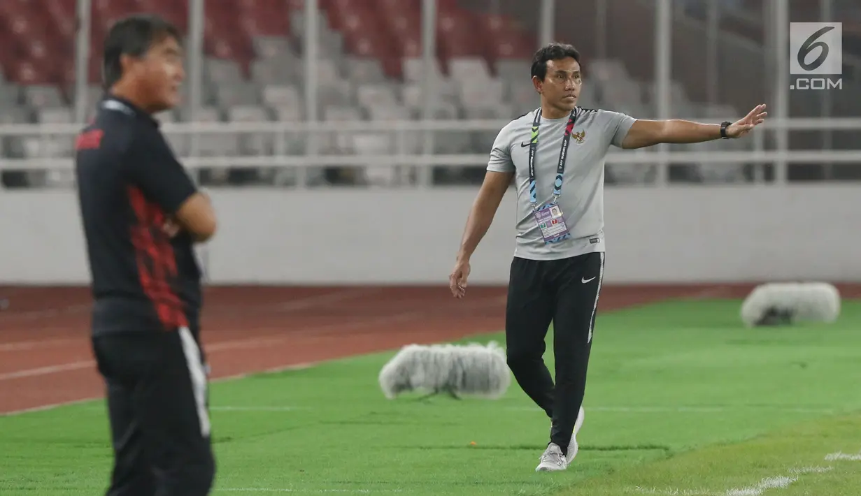 Pelatih Timnas Indonesia, Bima Sakti (kanan) saat melawan Timor Leste pada laga penyisihan grup B Piala AFF 2018 di Stadion GBK, Jakarta, Selasa (13/11). Babak pertama berakhir imbang 0-0. (Liputan6.com/Helmi Fithriansyah)